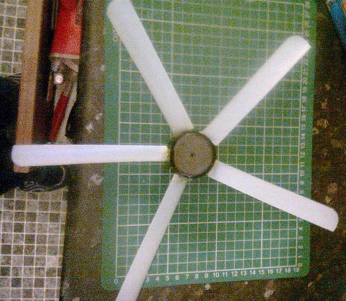 spay can hub with plastic milk bottle blades (note i got the pitch the wrong way).jpg